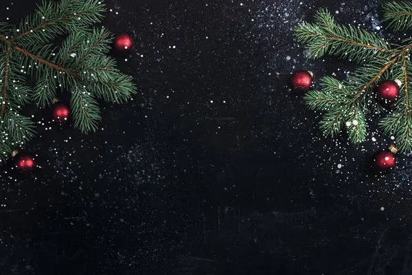Noel Ağacı Dalları Siyah Arkaplanda Kar Ile Kırmızı Toplar Yeni Telifsiz Stok Fotoğraflar