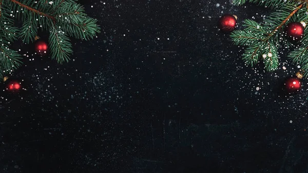 Noel Ağacı Dalları Siyah Arkaplanda Kar Ile Kırmızı Toplar Yeni - Stok İmaj