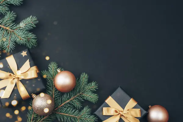 Altın Noel Baloları Hediyeler Siyah Arka Planda Bokeh Lambalı Süslemeler Telifsiz Stok Imajlar