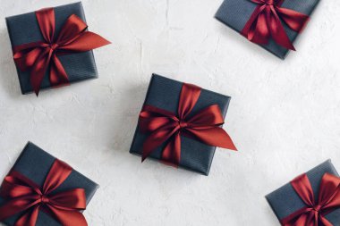 Beyaz desenli arka planda fiyonklu mevcut kutular. Üst manzara, düz uzanma.