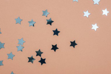 Pembe arka planda mavi konfeti. Doğum günü partisi, tatil konsepti. Üst görünüm, alanı kopyala.