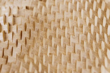 Paketleme için dilimlenmiş kahverengi kağıt. Geri dönüşümlü materyal konseptini kullanarak. Arkaplan, doku.