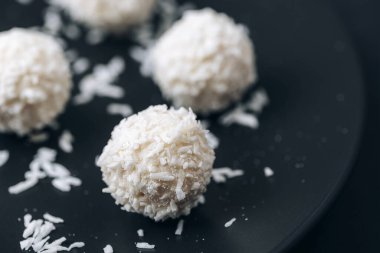 Siyah tabakta hindistan cevizi şekeri. Kapat..