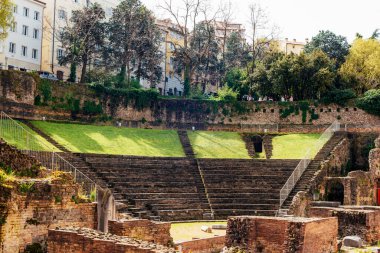 Teatro Romano Roma Tiyatrosu, İtalya 'nın Trieste kentindeki Antik Amfiteatr Tiyatrosu.