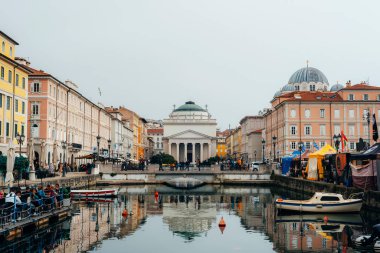Trieste İtalya - 30 Mart 2024: Trieste, İtalya 'daki Kanal Grande manzarası.
