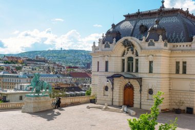 Buda Kalesi 'ndeki Kraliyet Binicilik Salonu Kiralyi Lovarda' sı yeniden inşa edildi..