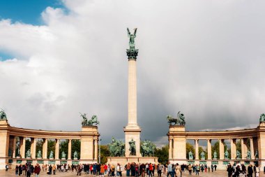 Budapeşte meydanlarında en çok ziyaret edilen yerlerden biri olan Macaristan Kahramanlar Meydanı 'ndaki Milenyum Anıtı.