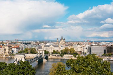 Budapeşte ve Szechenyi Zinciri Köprüsü 'nün Balıkçı Kalesi' nden Tuna Nehri üzerindeki manzarası, Macaristan.