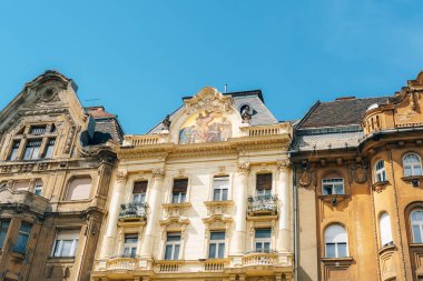 Budapeşte Macaristan - 20 Nisan 2024: Budapeşte şehir merkezindeki tarihi binalar.