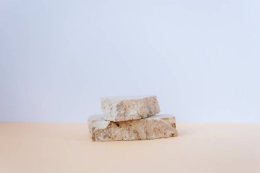 Kozmetik veya parfüm için taş podyum. Model.