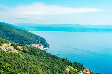 Güzel mavi deniz. Hırvatistan 'ın İstria kentindeki Moscenice köyünden Kvarner Körfezi manzarası.