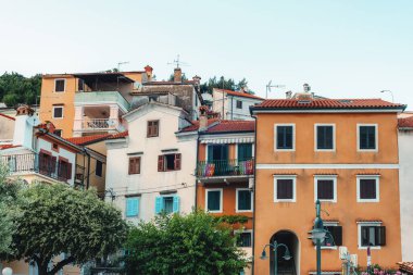 Hırvatistan 'ın Istria bölgesindeki eski Moscenicka Draga tatil beldesinin güzel mimarisi.