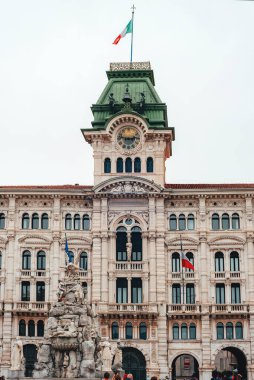 İtalya, Trieste 'deki İtalya Meydanı' nda bulunan Piazza Unita dItalia 'daki dört kıtanın belediye binası ve çeşmesi..