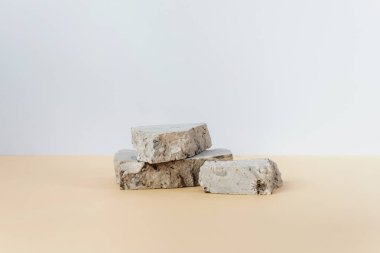 Kozmetik veya parfüm için taş podyum. Model.