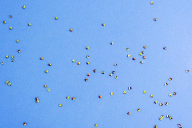 Mavi arka planda altın konfeti. Kış tatili, Noel konsepti.