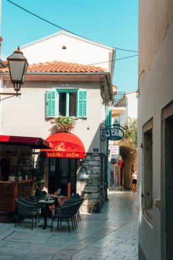 Krk Hırvatistan - 4 Eylül 2024: Krk kasabasındaki rahat sokak kafesi.