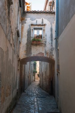 Hırvatistan 'ın eski Krk kentinde kemerli dar bir sokak.