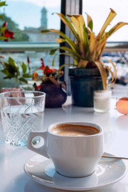 Hırvatistan 'ın Krk kentindeki bir kafede Manzaralı Sabah Kahvesi.