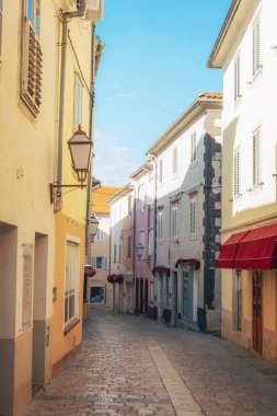 Eski Krk kasabasının ana caddesi. Krk Adası, Hırvatistan.