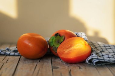 Tahta masada güneş ışığında taze olgun hurma meyveleri. Yakın çekim..