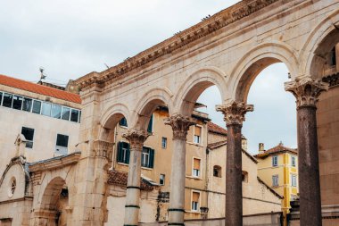 Hırvatistan 'ın Split kentindeki Diocletians Sarayı' nın antik taş kemerleri.