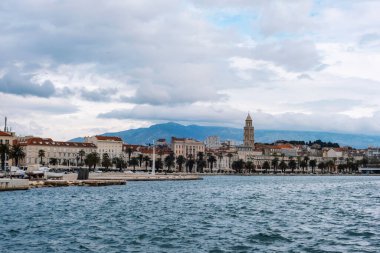 Hırvatistan 'ın Split kıyı kenti tarihi mimarisi ve dağ geçmişine sahip.