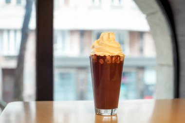 Kafe masasında krem şantili sıcak çikolata..