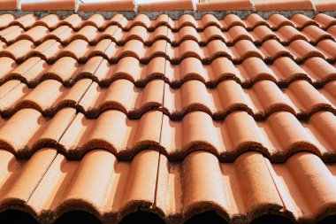 Terracotta çatısı, güneş ışığında desenli seramik fayanslar. Doku, arkaplan.