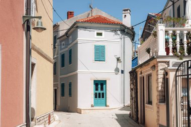 Hırvatistan 'ın Krk Adası, Omisalj şehir merkezindeki eski cadde.