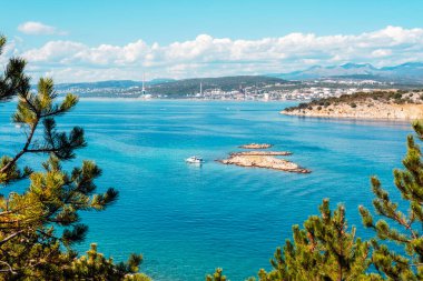 Arka planda Rijeka kentinin yer aldığı Krk adasından Adriyatik denizinin manzarası, Hırvatistan.
