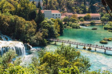 Krka Ulusal Parkı 'nda güzel bir şelale ve köprü. Skradinski Buk, Dalmaçya, Hırvatistan.