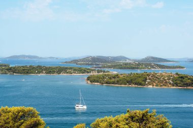 Turkuaz denizi ve güneşli bir yaz gününde yelkenli tekneleri olan tropik adalar. Yaz yolculuğu konsepti. Cinayet, Hırvatistan.