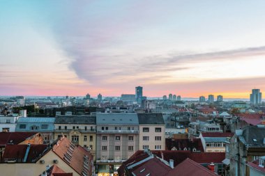 Şehir gün batımında gökyüzü çatıların üzerinde renkli olacak. Zagreb, Hırvatistan.