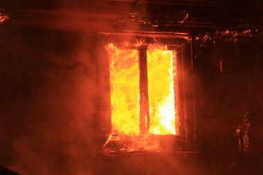 Yanan eski bir ev, İsveç, Smaland 'da karanlık bir kış sabahı..