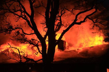 Yanan eski bir ev, İsveç, Smaland 'da karanlık bir kış sabahı..