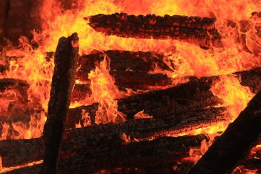 Yanan eski bir ev, İsveç, Smaland 'da karanlık bir kış sabahı..
