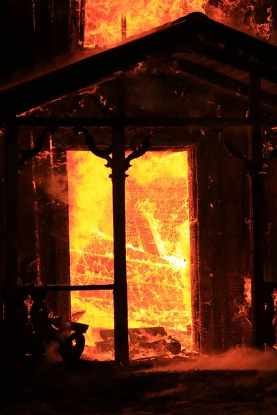 Hořící Starý Dům Tmavé Zimní Ráno Smalandu Švédsko — Stock fotografie