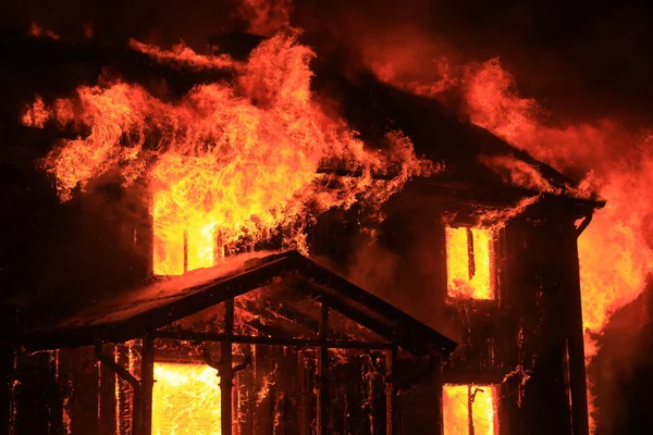 Płonący Stary Dom Ciemny Zimowy Poranek Smaland Szwecja — Zdjęcie stockowe