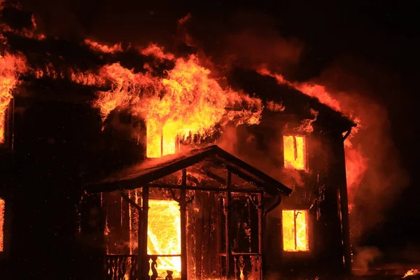 瑞典斯马兰一个燃烧的老房子 一个漆黑的冬日清晨 — 图库照片