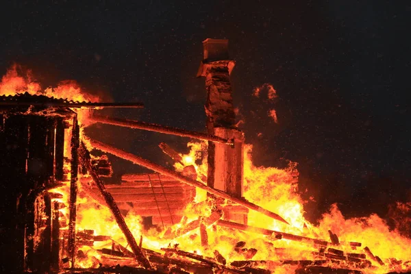 불타는 오래된 스웨덴 Smaland에서 어두운 — 스톡 사진