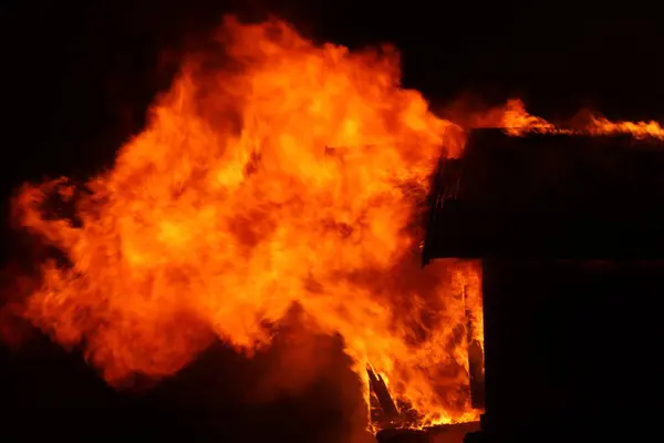 瑞典斯马兰一个燃烧的老房子 一个漆黑的冬日清晨 — 图库照片