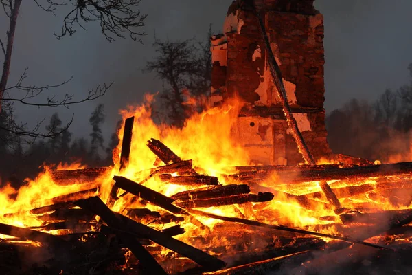 Una Vieja Casa Llamas Una Oscura Mañana Invierno Smaland Suecia —  Fotos de Stock