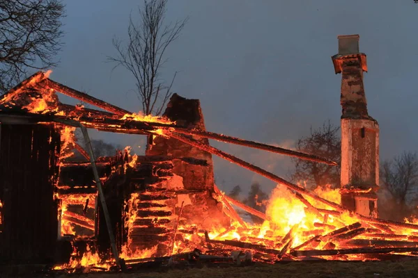 Een Brandend Oud Huis Een Donkere Winterochtend Smaland Zweden Stockfoto