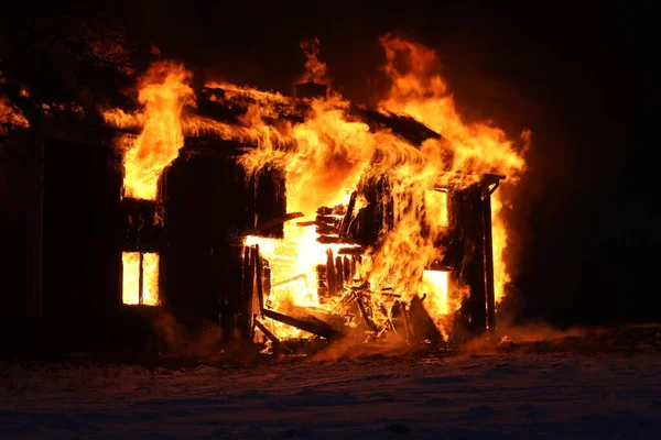 Een Brandend Oud Huis Een Donkere Winterochtend Smaland Zweden Rechtenvrije Stockfoto's