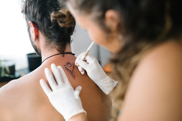 Dettaglio Handpoke Giovane Donna Tatuando Con Tecnica Del Tatuaggio Handpoke — Foto Stock