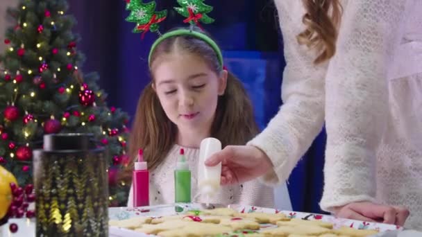 Moeder Versiert Samen Met Meisjes Taarten Voor Kerstmis Prachtige Kerstsfeer — Stockvideo