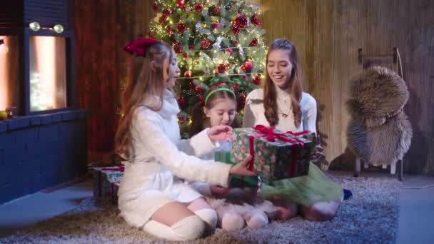 Trzy Szczęśliwe Siostry Ubrane Białe Prezenty Świąteczne Pięknie Zdobioną Choinką — Wideo stockowe
