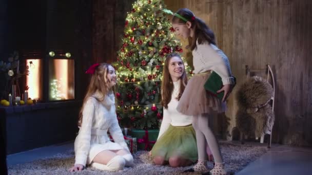Tři Přátelé Různého Věku Oblečeni Šatech Sdílejí Vánoční Dárky Vedle — Stock video