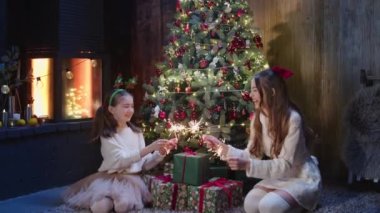 İki kardeş, arkadaşlar, bol bol gülümseyin ve mutlu olun, ellerinizde parıltıyı tutun ve hafifçe dans edin. Mutlu aile hediyeleri bekliyor. Kış tatili kavramı