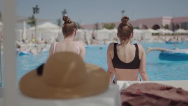 Zwei Frauen Badeanzügen Pool Sitzend Rückansicht — Stockvideo